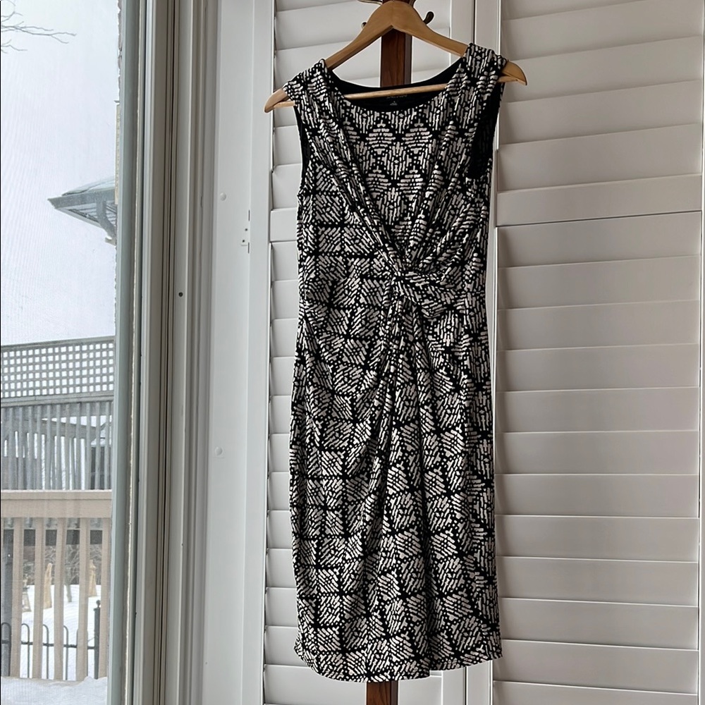 Jones Studio Elegant Black and Cream Lined Patterned Dress